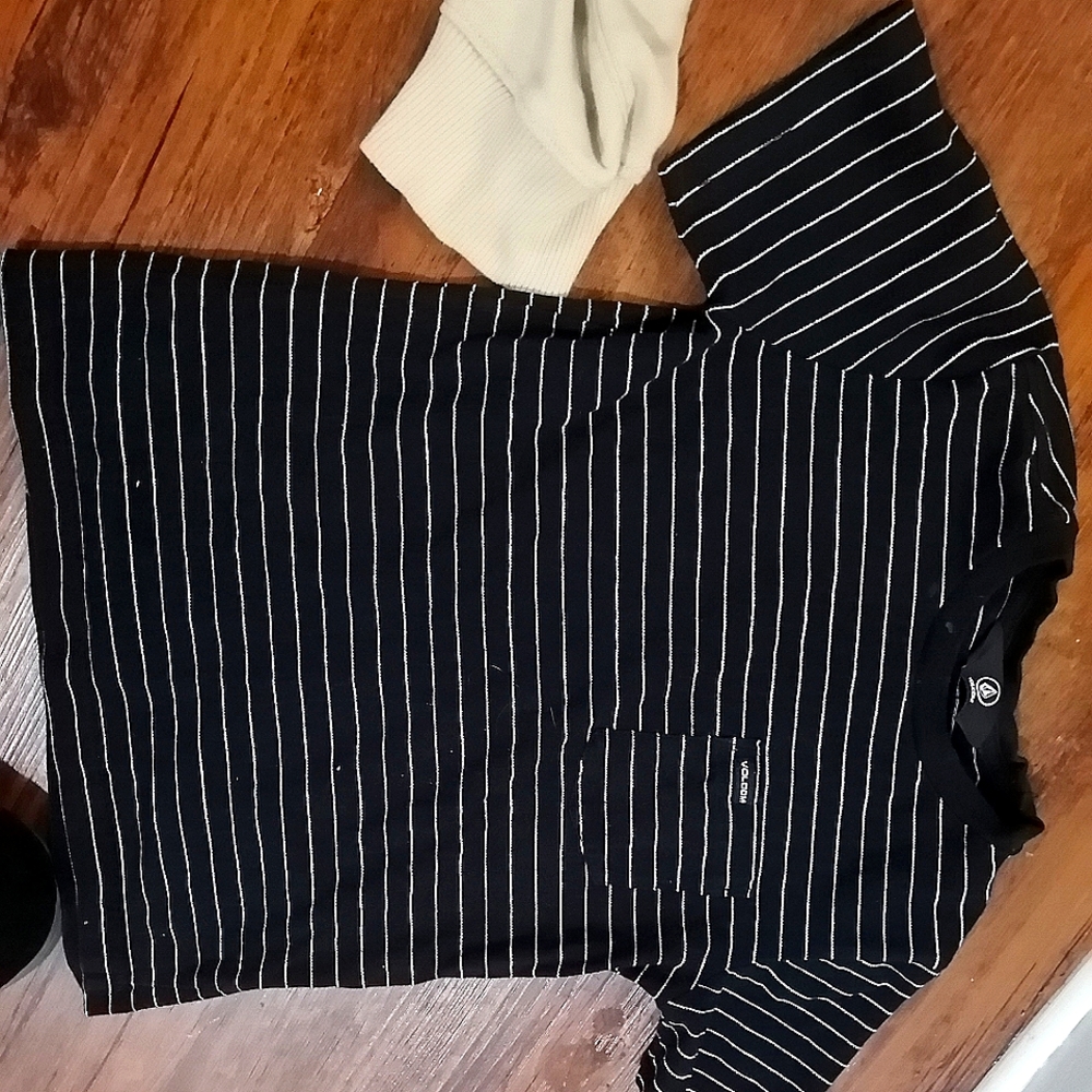 Black and white striped Volcom crew neck tshirt boys size 6